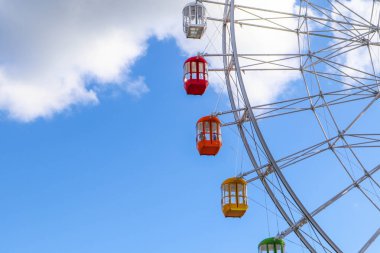 Mavi gökyüzüne karşı renkli dönme dolap, Japonya