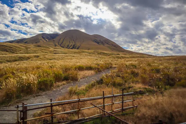 Kuşasenri çim tarlası ve aktif volkanlarla dolu dağ
