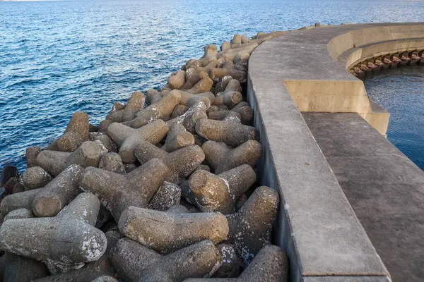 Tetrapodlu eski bir dalgakırandan görünüm