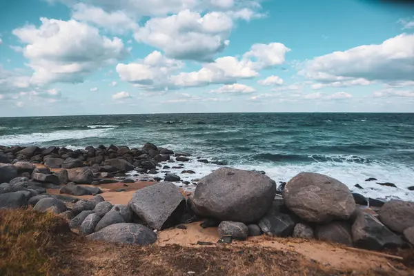 Rüzgarlı bir günde Kıyı kayalarına çarpan dalgalar