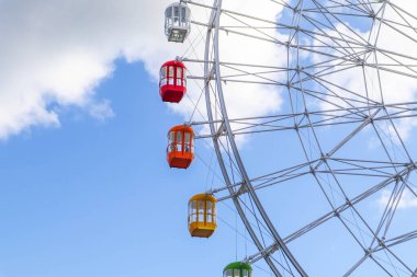 Mavi gökyüzüne karşı renkli dönme dolap, Japonya