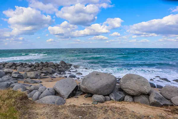 Rüzgarlı bir günde Kıyı kayalarına çarpan dalgalar