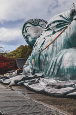 Japonya 'da Sonbahar Manzaralı Serene Devi Yaslanan Buda Heykeli
