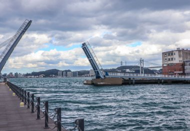 Kitakyushu, Japonya 'daki Modern Bascule Köprüsü Rıhtımı