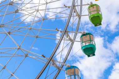 Mavi gökyüzüne karşı renkli dönme dolap, Japonya