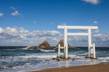 Deniz kenarındaki Kutsal Tapınak Kapısı Nikahlı Kayalar, Fukuoka Japonya