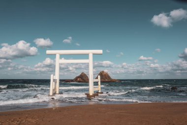 Deniz kenarındaki Kutsal Tapınak Kapısı Nikahlı Kayalar, Fukuoka Japonya