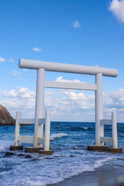 Deniz kenarındaki Kutsal Tapınak Kapısı Nikahlı Kayalar, Fukuoka Japonya