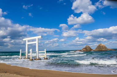 Deniz kenarındaki Kutsal Tapınak Kapısı Nikahlı Kayalar, Fukuoka Japonya