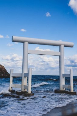 Deniz kenarındaki Kutsal Tapınak Kapısı Nikahlı Kayalar, Fukuoka Japonya