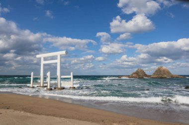 Deniz kenarındaki Kutsal Tapınak Kapısı Nikahlı Kayalar, Fukuoka Japonya