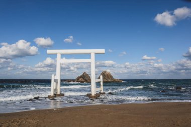 Deniz kenarındaki Kutsal Tapınak Kapısı Nikahlı Kayalar, Fukuoka Japonya