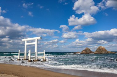 Deniz kenarındaki Kutsal Tapınak Kapısı Nikahlı Kayalar, Fukuoka Japonya