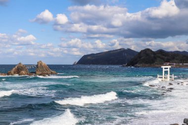 Deniz kenarındaki Kutsal Tapınak Kapısı Nikahlı Kayalar, Fukuoka Japonya
