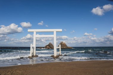 Deniz kenarındaki Kutsal Tapınak Kapısı Nikahlı Kayalar, Fukuoka Japonya