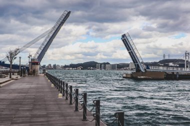 Kitakyushu, Japonya 'daki Modern Bascule Köprüsü Rıhtımı