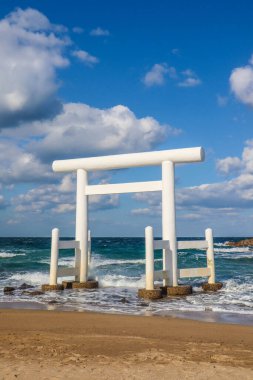Deniz kenarındaki Kutsal Tapınak Kapısı Nikahlı Kayalar, Fukuoka Japonya