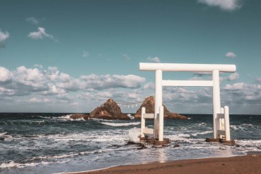 Deniz kenarındaki Kutsal Tapınak Kapısı Nikahlı Kayalar, Fukuoka Japonya
