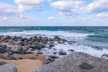 Kıyı manzarası Kaya Kayaları ve Bulutlu Gökyüzü