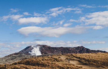 Aso-Kuju Ulusal Parkı 'nda Sonbaharda Aktif Volkan ve Altın Çimen Sahası Manzarası