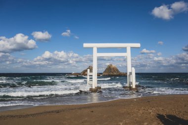 Deniz kenarındaki Kutsal Tapınak Kapısı Nikahlı Kayalar, Fukuoka Japonya