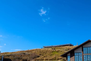 Doğal Peyzaj ve Mavi Gök Altındaki Geleneksel Tahta Bina Sahne Kırsal Mimarisi