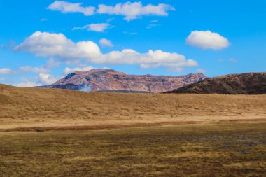 Aso-Kuju Ulusal Parkı 'nda Sonbaharda Aktif Volkan ve Altın Çimen Sahası Manzarası
