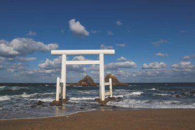 Deniz kenarındaki Kutsal Tapınak Kapısı Nikahlı Kayalar, Fukuoka Japonya