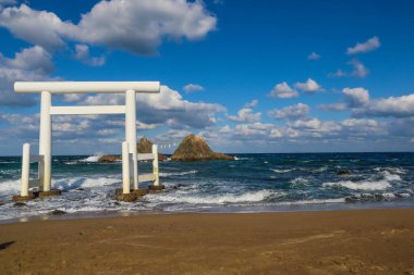 Deniz kenarındaki Kutsal Tapınak Kapısı Nikahlı Kayalar, Fukuoka Japonya