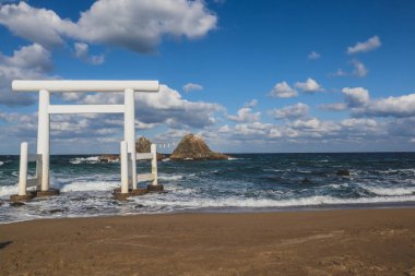 Deniz kenarındaki Kutsal Tapınak Kapısı Nikahlı Kayalar, Fukuoka Japonya