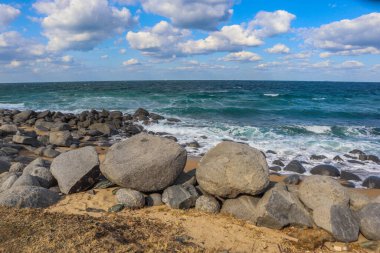 Rüzgarlı bir günde Kıyı kayalarına çarpan dalgalar