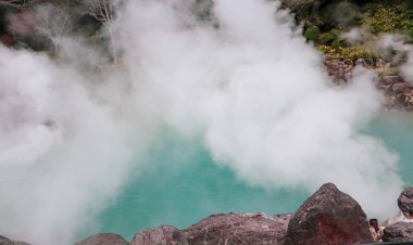 Japonya 'daki Doğal Volkanik Onsen Havuzu' ndan Kalın Buhar Yükseliyor