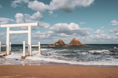 Deniz kenarındaki Kutsal Tapınak Kapısı Nikahlı Kayalar, Fukuoka Japonya