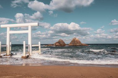 Deniz kenarındaki Kutsal Tapınak Kapısı Nikahlı Kayalar, Fukuoka Japonya