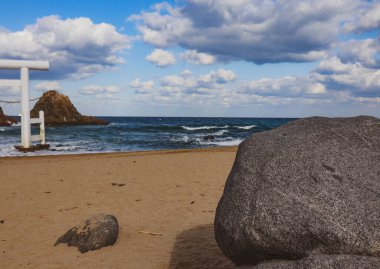 Rüzgarlı bir günde Kıyı kayalarına çarpan dalgalar