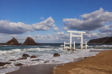 Beyaz Torii Kapısı Futamigaura, Itoshima, Japonya Mavi Gök Altında Denizde Duruyor