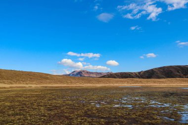 Aso-Kuju Ulusal Parkı 'nda Sonbaharda Aktif Volkan ve Altın Çimen Sahası Manzarası