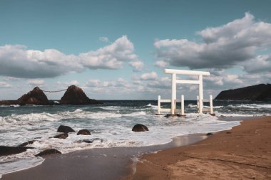 Kutsal Meotoiwa Kayaları ve Okyanus Manzarası Sahilde Japon Shinto Torii Kapısı