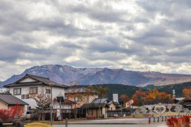 Aso Dağı ve Moody Bulutlu Havadaki Kırsal Japon Evlerinin Manzarası