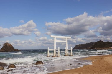 Beyaz Torii Kapısı Futamigaura, Itoshima, Japonya Mavi Gök Altında Denizde Duruyor
