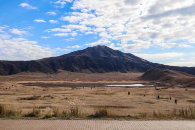 Japonya 'nın Kumamoto şehrinde Uçsuz bucaksız otlakların altında Aso Dağı manzarası