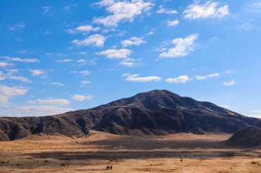 Japonya 'nın Kumamoto şehrinde Uçsuz bucaksız otlakların altında Aso Dağı manzarası