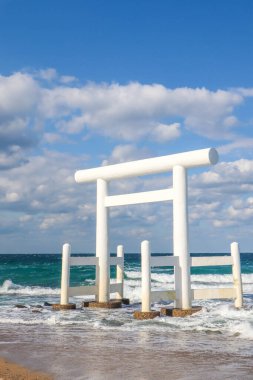 Deniz kenarındaki Kutsal Tapınak Kapısı Nikahlı Kayalar, Fukuoka Japonya