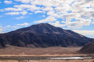 Japonya 'nın Kumamoto şehrinde Uçsuz bucaksız otlakların altında Aso Dağı manzarası