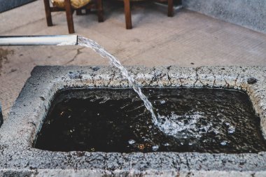 Taze Temiz Su Akıntısı Kırsal Taş Çeşmesine dökülüyor