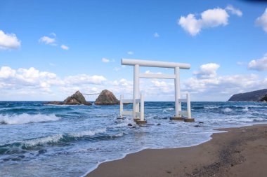 Kutsal Meotoiwa Kayaları ve Okyanus Manzarası Sahilde Japon Shinto Torii Kapısı