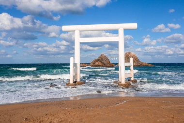 Deniz kenarındaki Kutsal Tapınak Kapısı Nikahlı Kayalar, Fukuoka Japonya