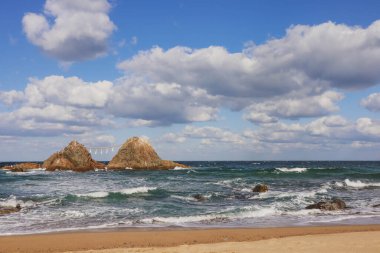 Meoto Iwa Kayalarının Shimenawa Halatıyla Bağlı, Bulutlu Mavi Gök Altında Manzarası