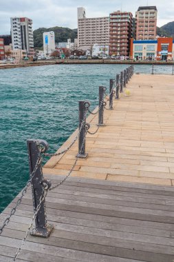 Japon Sahili 'ndeki Modern Rıhtım ve Şehir Skyline.