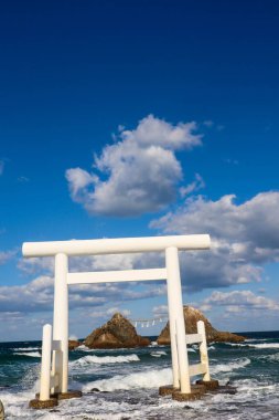 Kutsal Meotoiwa Kayaları ve Okyanus Manzarası Sahilde Japon Shinto Torii Kapısı